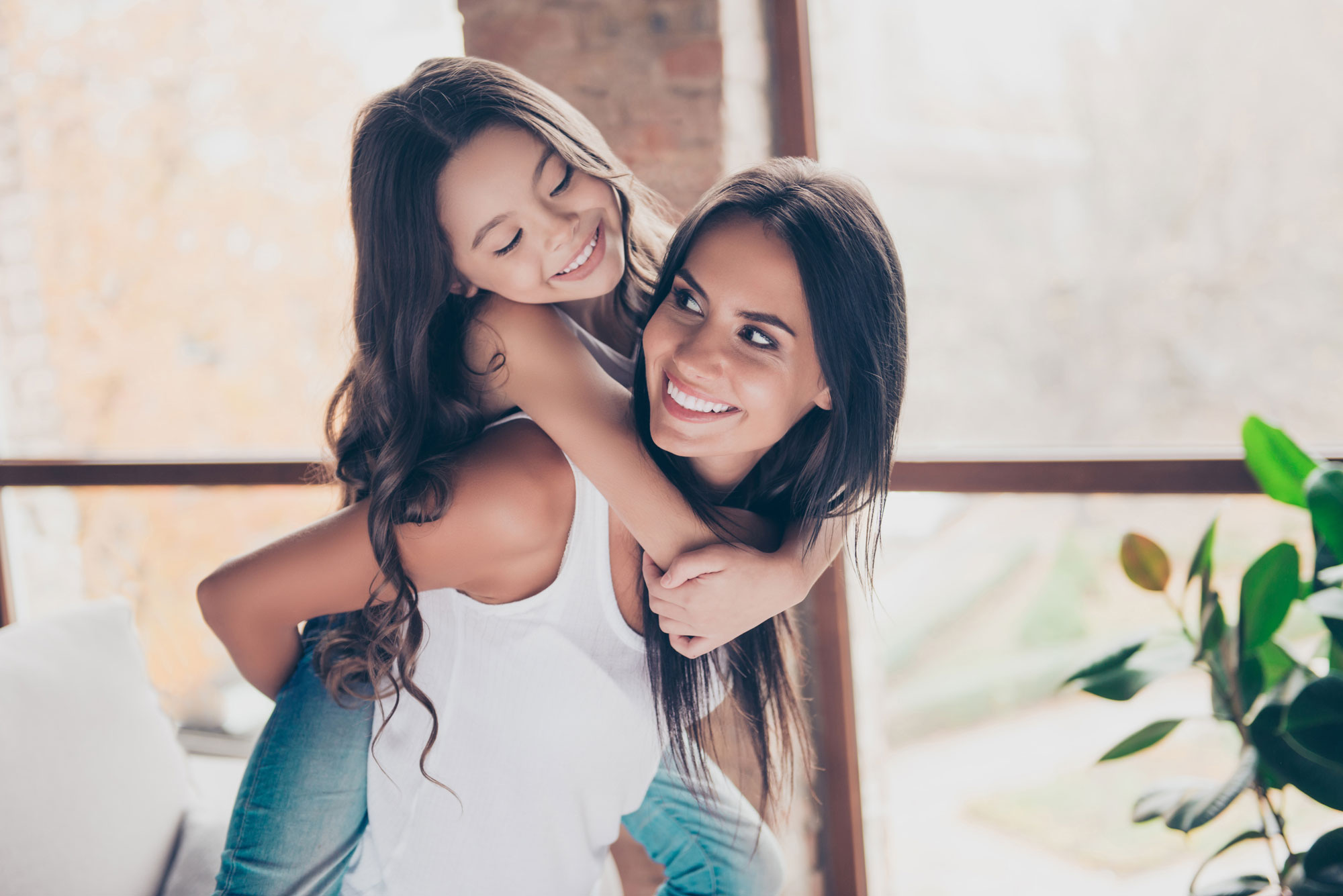 Foto de una familia feliz (madre e hija sonriendo)